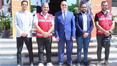 رئيس جامعة سوهاج يشارك الطلاب في 