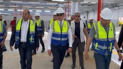 وزير قطاع الأعمال يتفقد مشروعات التطوير بشركة النصر للسيارات