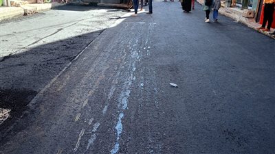 محافظ الغربية يتابع رصف طبقة الأسفلت بشارع البروة ببسيون