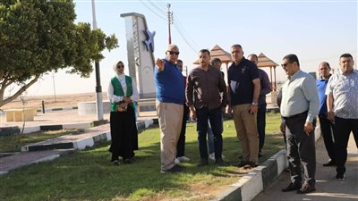 محافظ الوادي الجديد يتفقّد مشروع الصوب الزراعية وميدان المطار