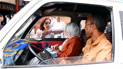 في جولة مفاجئة ..محافظ البحيرة تتابع إلتزام السائقين بالتعريفة الرسمية  