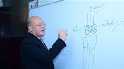 رئيس جامعة سوهاج يلقي درسا عمليا عن إصابة حوادث السيارات