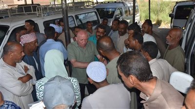 أسوان تتابع مواقف السيارات للتأكد من الالتزام بتطبيق التعريفة الجديدة