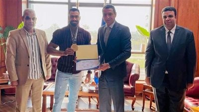 محافظ السويس يكرّم مايكل جمال لفوزه ببطولة كمال الأجسام