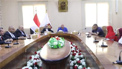 محافظ الوادي الجديد يبحث تنفيذ مقترح المحاضرات لطلاب الثانوية العامة