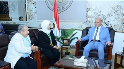 خريجو دفعتي 29 و30 طب بشري يتبرعون بجهاز موجات فوق صوتية لمستشفى سوهاج الجامعي