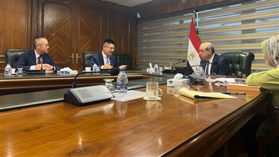 وزير الطيران يبحث مع 