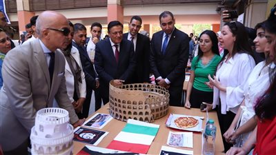 رئيس جامعة عين شمس يفتتح حفل استقبال الطلاب بكلية الألسن 