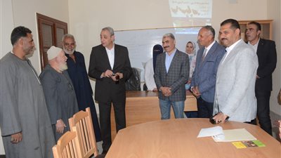 محافظ الغربية يوزع مساعدات على الاسر الأولى بالرعاية بسندبسط