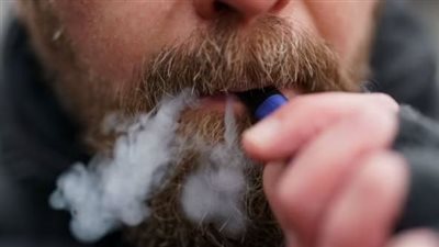 حظر السجائر الإلكترونية نهائيًا في بريطانيا.. ما علاقة الأطفال؟