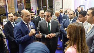 وزيرا الصحة والعمل يتفقدان معرض المؤتمر العالمي للسكان والتنمية البشرية 