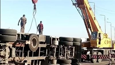 انقلاب سيارة تريلا في الإسماعيلية 