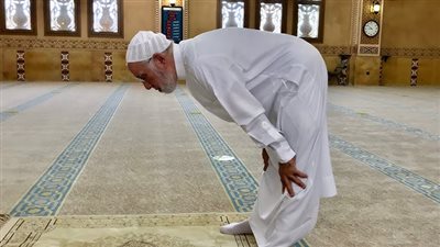 حكم صلاة الرجل على سجادة من حرير