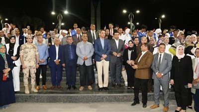 محافظ السويس يشهد عبور موكب عربات الزهور أمام النصب التذكاري