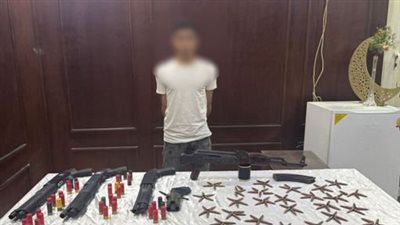القبض على عاطل بحوزته بنادق آلية وخرطوش بالهرم