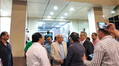 صور| محافظ الأقصر ومدير الأمن يتفقدان حالة طالبات المدينة الجامعية الأزهرية بمستشفى الكرنك 