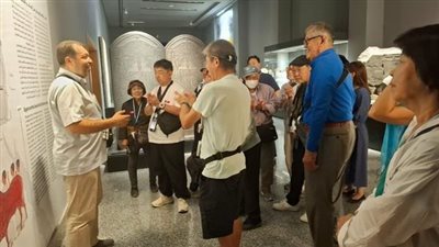 السياح يحتفلون بمرور عام على إعادة افتتاح المتحف اليوناني بالإسكندرية 