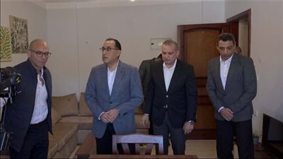 رئيس الوزراء يتفقد مصنع شركة 
