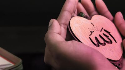 اﻷﺳﺒﺎﺏ العشر اﻟﺠﺎﻟﺒﺔ ﻟمحبة الله عز وجل 