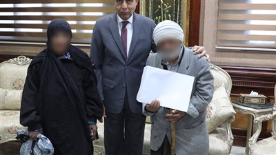 محافظ المنيا يسلم 4 عقود وحدات سكنية لأسر أولى بالرعاية 