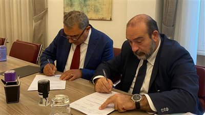 رئيس اتحاد العمال المصريين في إيطاليا يوقع اتفاقية تعاون لتعزيز حقوق العمال في الداخل والخارج