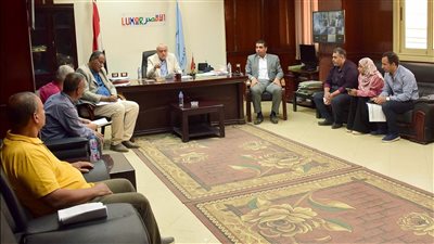 محافظ الأقصر يتابع آخر مستجدات ملف التصالح في إسنا