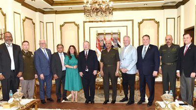 وزير الدفاع يلتقي عضو لجنة الخدمات المسلحة بمجلس النواب الأمريكي