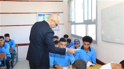 وزير التربية والتعليم يجري جولة تفقدية مفاجئة لمدارس في البحيرة 