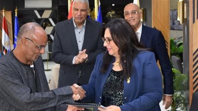 محافظ أسوان يشهد توقيع عقد مشروع التمويل متناهى الصغر 