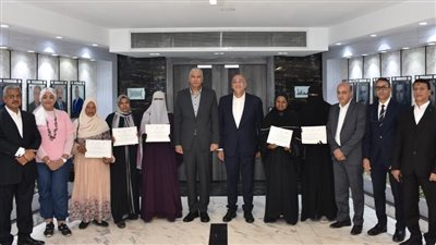 محافظ أسوان يسلم 5 سيدات شهادات لمنحهن معدات خياطة 