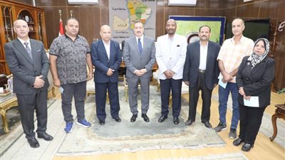 محافظ المنوفية يُسلم إعانات مالية لطلاب مدارس التربية الفكرية 