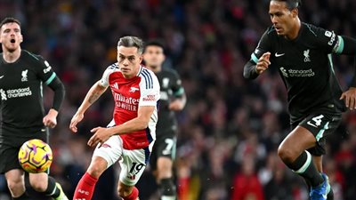 آرسنال يتقدم على ليفربول في الشوط الأول 