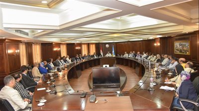 محافظ الإسكندرية يجتمع بكبرى السلاسل والمحال التجارية