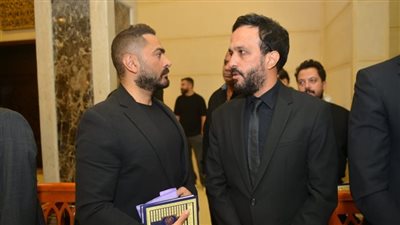 أبرزهم محمد منير وتامر حسني.. نجوم الفن في عزاء والدة أحمد عصام 