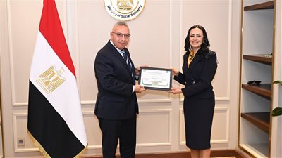 وزيرة التضامن تتسلم شهادة الهرم الأخضر من المركز القومي لبحوث الإسكان والبناء