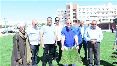 رئيس جامعة سوهاج يشارك في زراعة نجيل بكلية الهندسة 