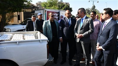 محافظ الفيوم يتفقد قافلة الإصلاح الزراعي لبيع السلع الغذائية بأسعار مخفضة