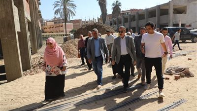 محافظ المنوفية يتفقد إنشاءات مدرسة السادات الثانوية التجارية