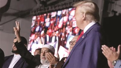 «ترامب» يغازل المسلمين والشباب.. و«هاريس» تلجأ لميشيل أوباما