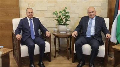 سفير مصر في رام الله يلتقي وزير الحكم المحلي الفلسطيني