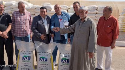 بالصور.. مزارعو تجمعات شمال سيناء يستلمون الأسمدة المدعمة لأراضي التجمعات التنموية