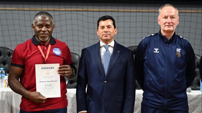 وزير الرياضة يكرم المدربين الدوليين الحاصلين على الرخصة 