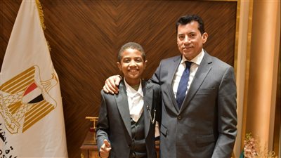 وزير الرياضة يستقبل الطفل أنس حسين ويعلن انضمامه لكابيتانو مصر