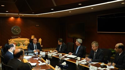 رئيس الرقابة المالية يستعرض تجربة أول سوق كربون طوعي أمام البنك الاسيوي