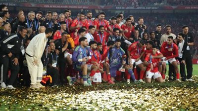 إحتفالات مدوية بعد تتويج الأهلي بطلاً للقارات الثلاث (شاهد)