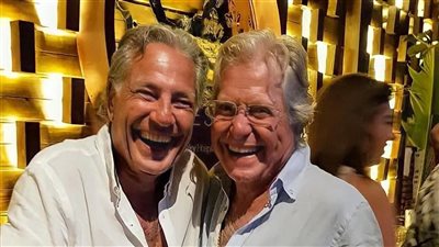 انهيار ودموع.. أول ظهور للفنان حسين فهمي لحظة وداعه الأخير لشقيقه مصطفى فهمي (شاهد)