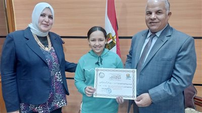 مدير تعليم الفيوم يُكرم الطالبة ميار لحصولها على المركز الأول فى التربية الفنية