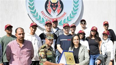 القوات المسلحة تنظم زيارة لعدد من طلبة الأكاديمية العربية للعلوم لقيادة قوات المظلات