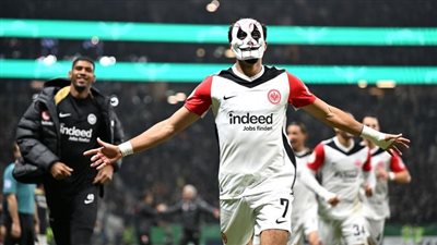 عمر مرموش يقود آينتراخت لفوز صعب على موشنجلادباخ بكأس ألمانيا