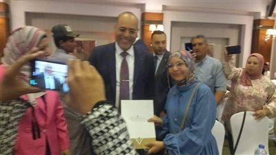 جبران يُسلم عقود عمل للشباب من بينهم ذوي همم بجنوب سيناء